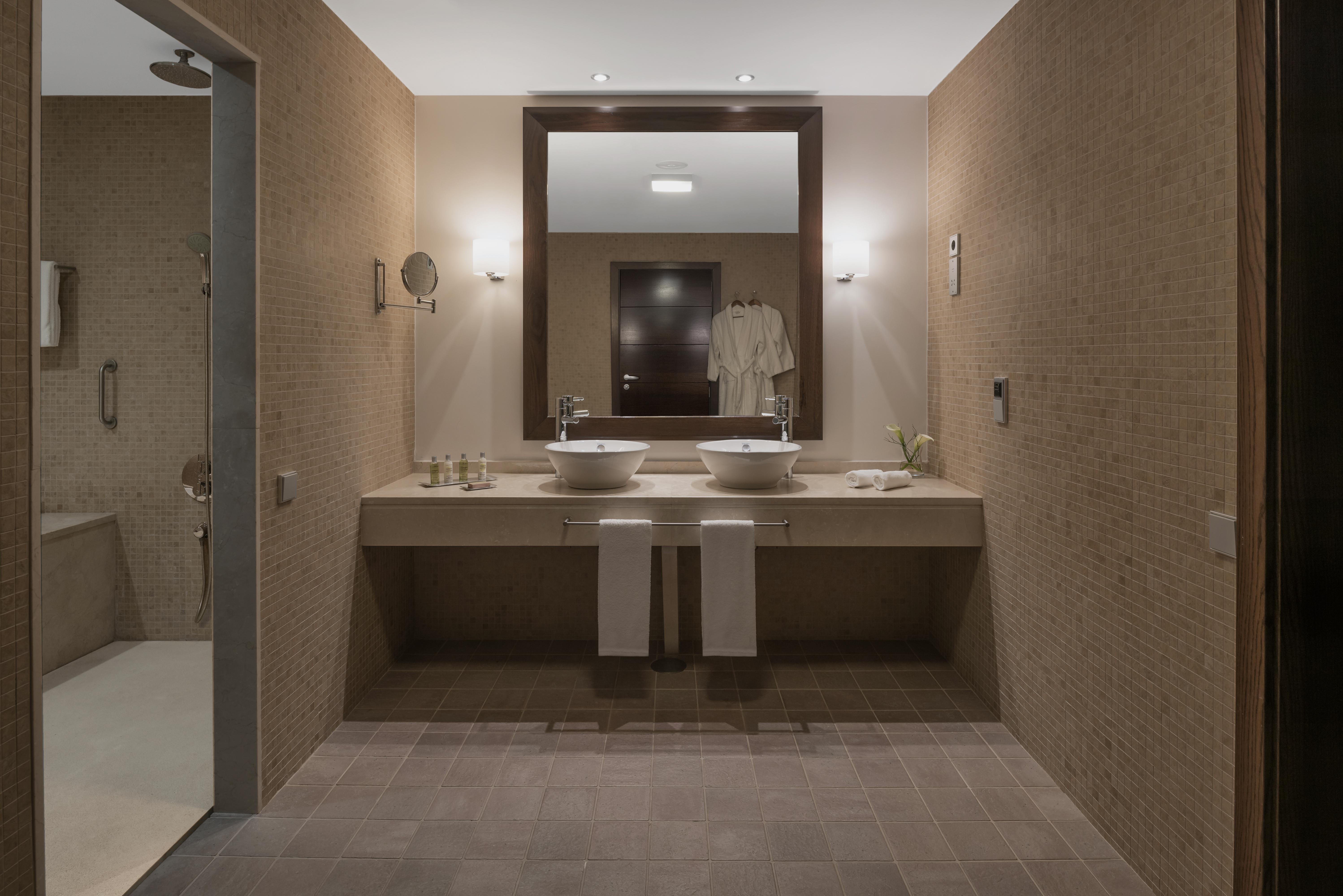 Doubletree By Hilton La Torre Golf Resort Roldan Екстер'єр фото Bathroom