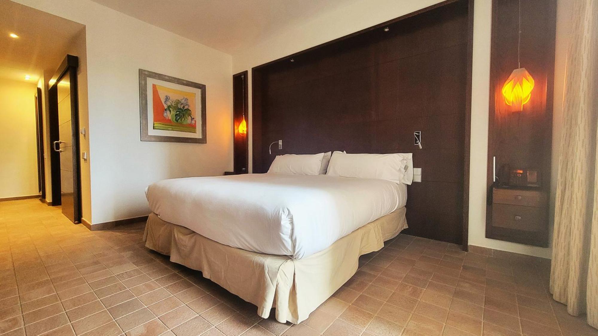 Doubletree By Hilton La Torre Golf Resort Roldan Екстер'єр фото A bedroom at the hotel