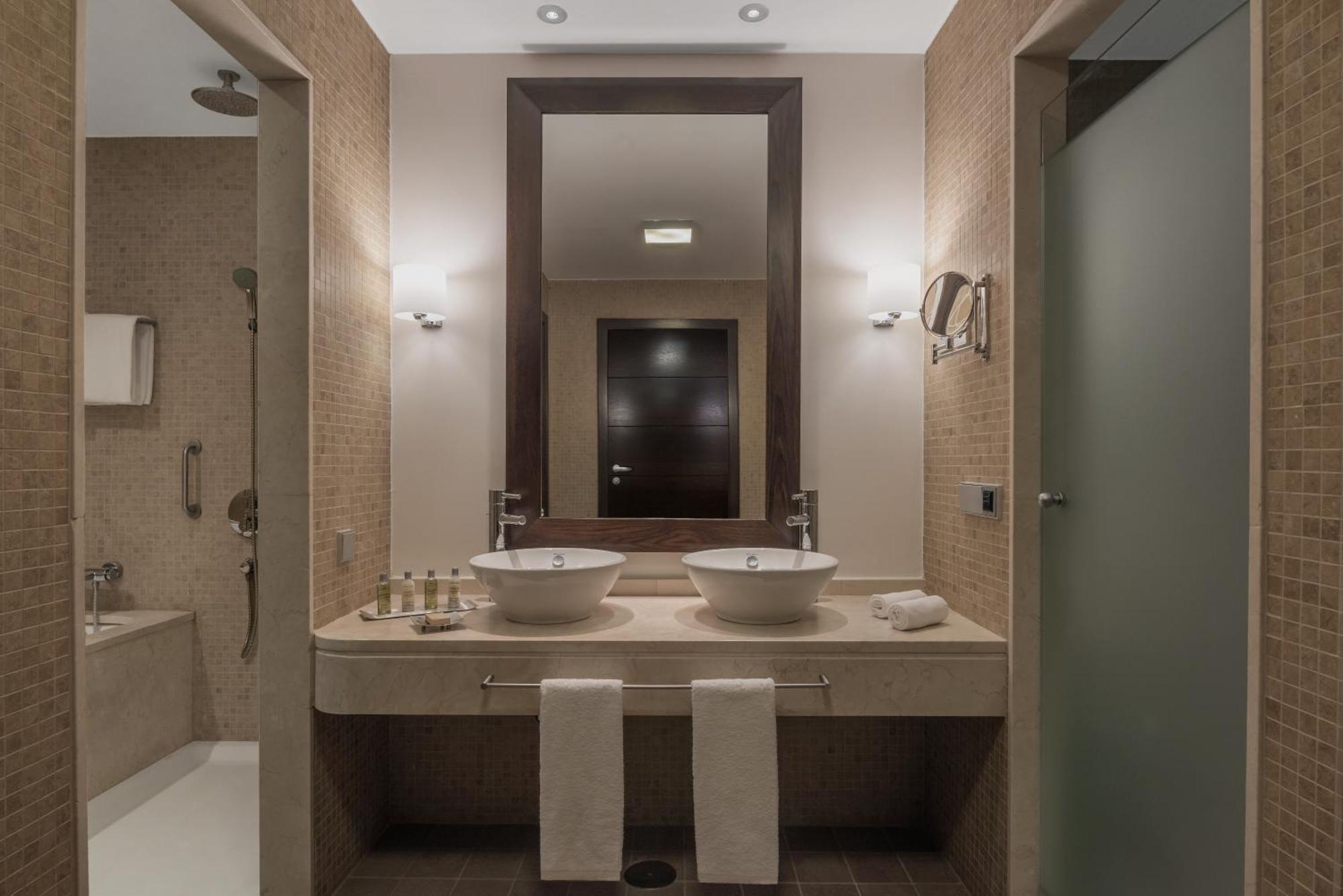 Doubletree By Hilton La Torre Golf Resort Roldan Екстер'єр фото Bathroom