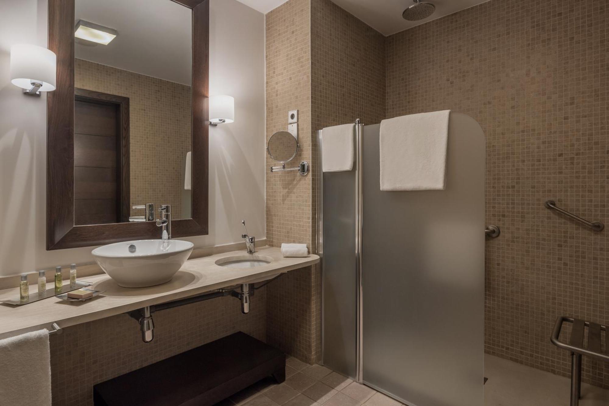 Doubletree By Hilton La Torre Golf Resort Roldan Екстер'єр фото Bathroom