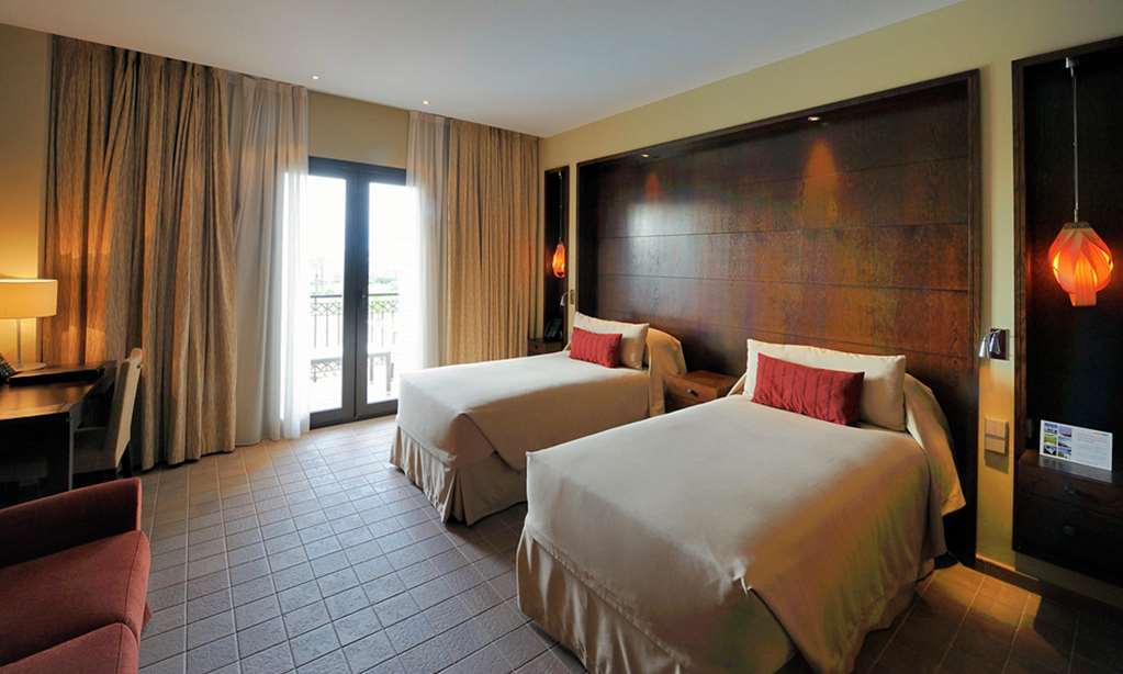 Doubletree By Hilton La Torre Golf Resort Roldan Номер фото A typical room at the hotel